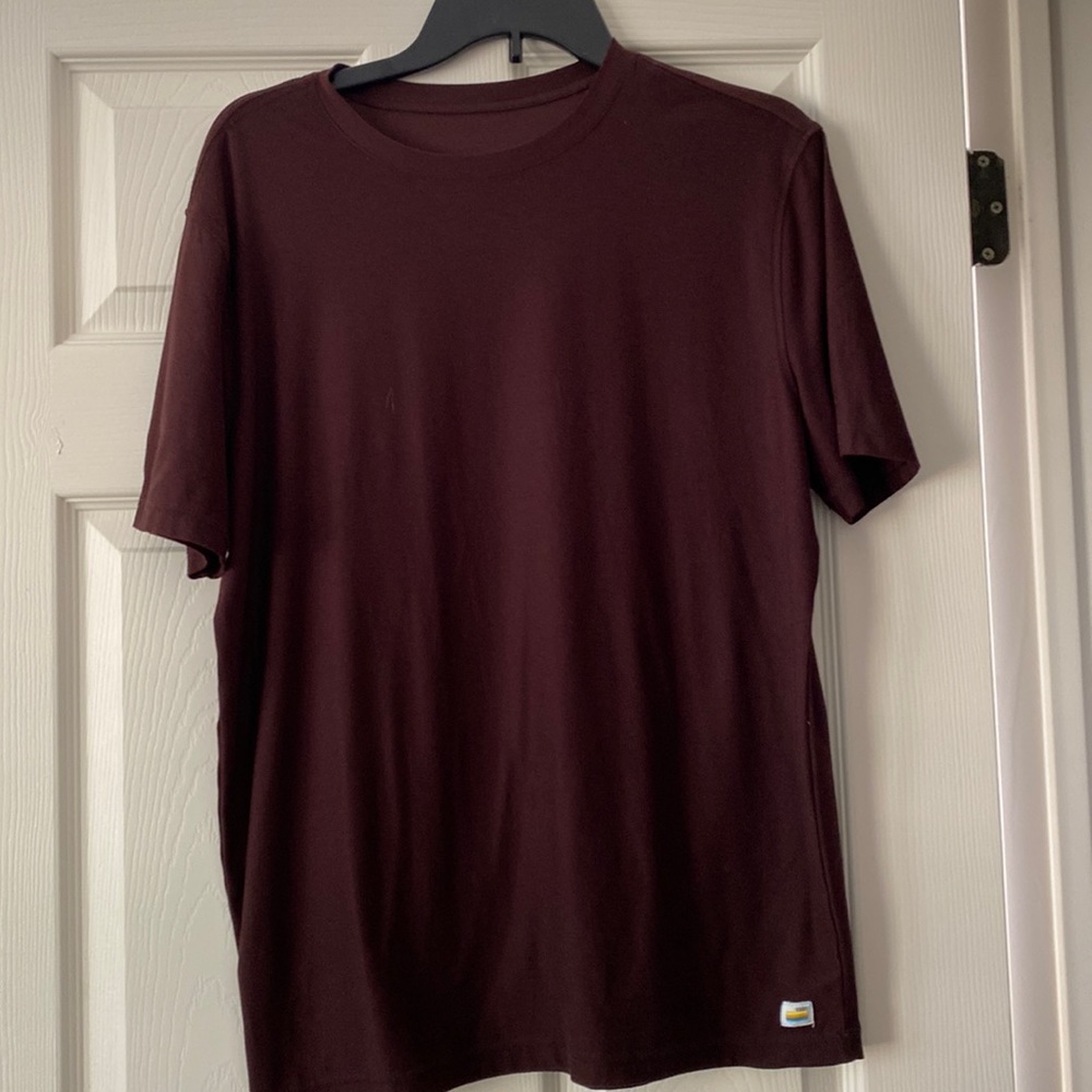 Men’s M Vuori Burgundy Stretch T-shirt